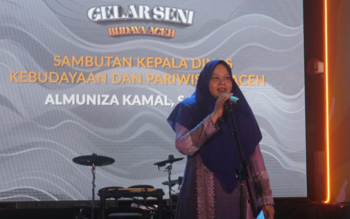 wabah korupsi Kepala Bidang Budaya Bahasa Disbudpar Aceh Nur Laila saat membacakan sambutan Kadisbupar Almuniza Kamal pada peringatan Hari Antikorupsi Sedunia (2023) di Museum Tsunami, Sabtu (9/11/2023) malam. Foto: Komparatif.ID/Rizki Aulia Ramadan.