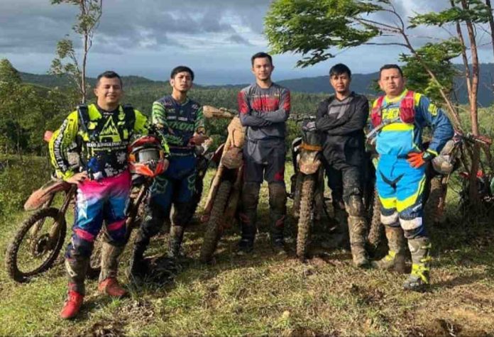 Azhari bersama Teuku Ferdian bersama tiga sejawatnya saat menerabas rute Glé Siberia (Sibre) hingga Indrapuri, Selasa (26/12/2023). Foto: Ho for Komparatif.ID.