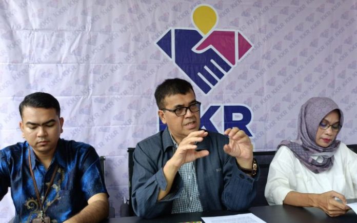 Ketua KKR Ketua KKR Aceh Masthur Yahya (tengah) mengatakan KKR telah melaporkan 4.675 pernyataan pelanggaran HAM ke sejumlah stakeholder di Aceh hingga Pemerintah Pusat. Foto: Komparatif.ID/Muhajir Juli.