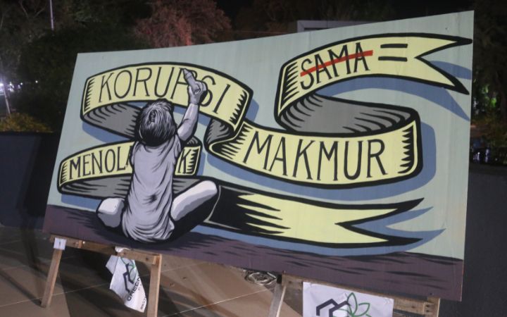 Salah satu mural yang dipamerkan pada Peringatan Hari Antikorupsi Sedunia (Hakordia) 2023 di outdoor area Museum Tsunami, Banda Aceh, Sabtu (9/11/2023). Komparatif.ID/Rizki Aulia Ramadan.