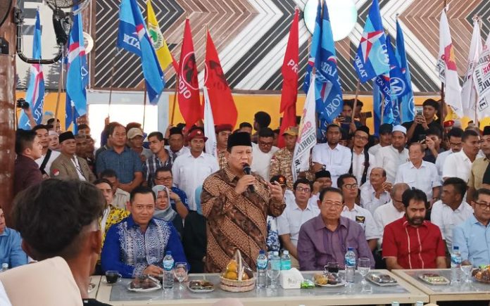 Prabowo Subianto Prabowo: Karena Rakyat Saya Kembali Bertarung di Pilpres , Capres Koalisi Indonesia Maju (KIM) saat pertemuan dengan relawan dan TKD Prabowo-Gibran Aceh didampingi Presiden RI ke-6 Susilo Bambang Yudhoyono (SBY) di MZ Coffe, Banda Aceh, Selasa (26/12/2023). Foto: Komparatif.ID/Fuad Saputra.
