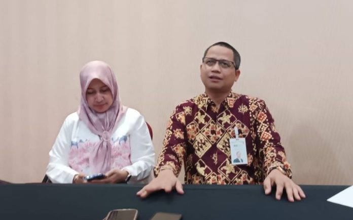Jelang PON, BSI Tambah 300 Anjungan Tunai Mandiri Baru, RCEO BSI Aceh Wisnu Sunandar (kanan) saat konferensi pers di Ballroom Lampineung, Hermes Palace Hotel, Banda Aceh, Kamis (27/12/2023). Foto: Komparatif.ID/Fuad Saputra.
