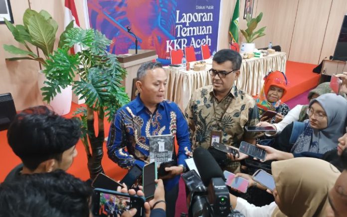 Temuan KKR Aceh Tidak Tahu Akan Dibawa Kemana. Staf Ahli Deputi V KSP Mugiyanto (kiri), Ketua KKR Aceh Masthur Yahya (kanan). Foto: Komparatif.ID/Fuad Saputra.