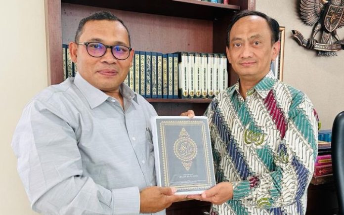 Terjemah Al-Qur'an Bahasa Gayo Kepala Puslitbang Kemenag RI LKKMO Moch Ishom menyerahkan Dummy Al-Qur'an Terjemah Bahasa Gayo kepada Rektor IAIN Takengon Zulkarnain. Foto: Kemenag. Terjemah Al-Qur'an Bahasa Gayo Akan Hadir dalam Versi Digital