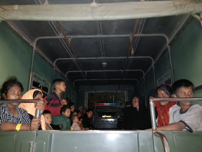 Sejumlah Warga Seulawah Tolak Penempatan Rohingya di Scout Camp, 135 pengungsi Rohingya , Minggu malam (10/12/2023) ditolak warga saat dievakuasi ke Camp Pramuka Seulawah. Mereka mendarat di Pantai Lamreh,Aceh Besar, pada Minggu pagi pukul 05.30 WIB. Foto: Komparatif.Id/ Muhajir Juli.