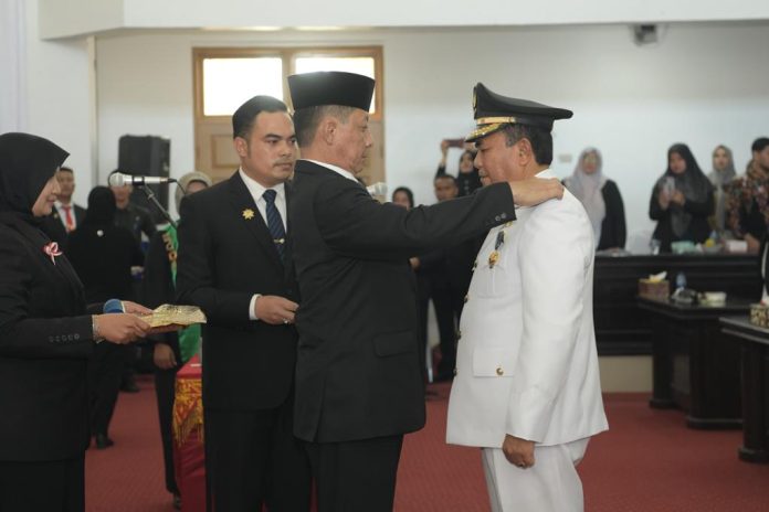 Pj Gubernur Achmad Marzuki melantik Said Mulyadi sebagai Bupati Pidie Jaya sisa masa jabatan 2019-2024 di ruang rapat DPRK Pidie Jaya, Meureudu, Senin (18/12/2023). Foto: Biro Adpim.
