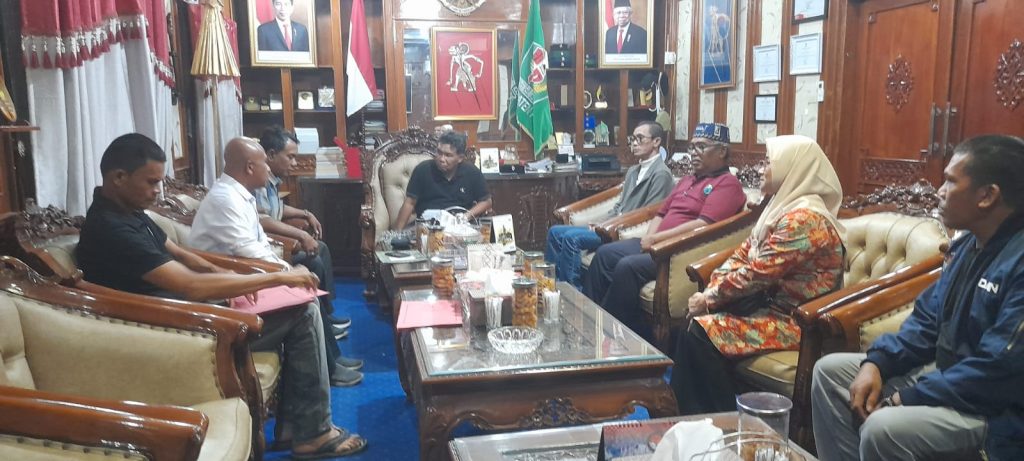 Ketua KIP Aceh Saiful, S.E secara menandatangani Perjanjian Hibah Daerah bersama Pj. Bupati Pidie, Ir. Wahyudi Adi Siswanto, M.S di Pendopo Bupati Pidie pada Jumat (22/12/2023) malam. Foto: Ho for Komparatif.ID.