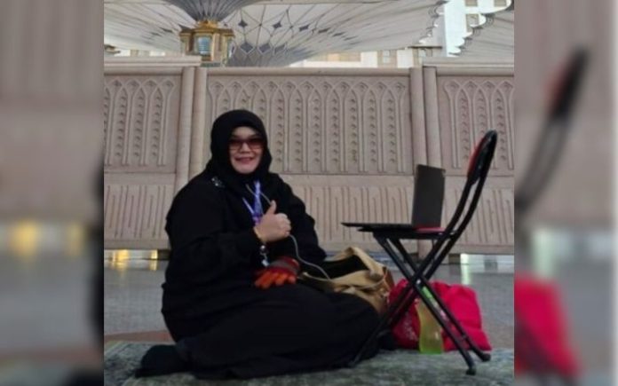 Ketua Inisiator dan Ketua tim inovasi PUTROE RSUDZA Dr. Dewi Behtri Yanifitri, Sp.P(K) saat mempresentasikan PUTROE melalui telekonferensi dari Masjid Nabawi, Madinah, KSA. Foto: Ho for Komparatif.ID.