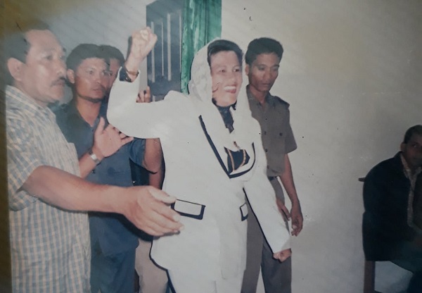 Cut Nurasyikin mengepalkan tangan saat keluar dari ruang sidang Pengadilan Negeri Banda Aceh, Selasa (21/10/2023) seusai divonis 11 tahun penjara . Ia merupakan perempuan sekaligus pengusaha yang bersimpati kepada GAM. Foto: Dok. keluarga.
