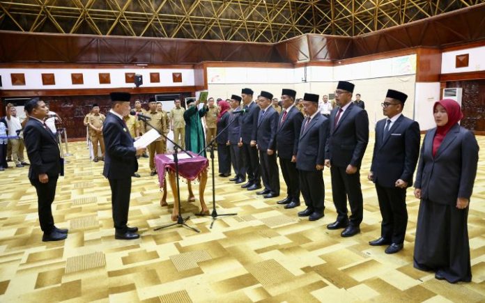 9 JPT Pratama Aceh Minus Kepala BPKA, Pj Gubernur Lantik 9 JPT Pratama PJ Gubernur Aceh lantik sembilan Pejabat Tinggi Pratama di Anjong Mon Mata, Selasa (2/12024). Foto: Ho for Komparatif.ID.