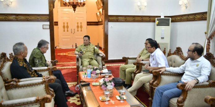 Achmad Marzuki Pj. Gubernur Aceh, Achmad Marzuki, saat menerima kunjungan CEO Conrad Asia Energy Ltd Miltos Xynogalas dalam rangka membahas progres kerja eksplorasi Wilayah Kerja (WK) Offshore North West Aceh (Meulaboh) dan WK Offshore South West Aceh (Singkil), di Meuligoe Gubernur Aceh, Banda Aceh, Senin, (15/1/2024). Foto: Humas.