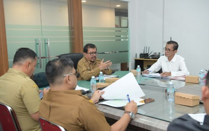 Pemerintah Aceh Bahas Persiapan Pemilu 2024 Bersama KIP & Panwaslih Asisten I Pemerintahan dan Keistimewaan Setda Aceh Azwardi Abdullah saat memimpin rapat lintas sektor guna membahas persiapan Pemilu 2024 di Aceh, Senin (8/1/2024). Foto: Ho for Komparatif.ID.