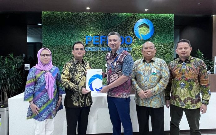 Kinerja 2023 Moncer, Bank Aceh Raih idA+ dari Pefindo Direktur Utama BAS Muhammad Syah saat menerima sertifikat peringkat idA+ yang diserahkan Direktur Peratingan Pefindo Hendro Utomo di Jakarta, Selasa (23/1/2024). Foto: Ho for Komparatif.ID.