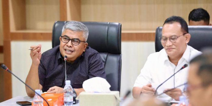 Bustami: Sinergi Kunci Sukses Penyelenggaraan PON 2024 Sekda Aceh Bustami Hamzah selaku Ketua Harian Panitia Besar (PB) PON Wilayah Aceh pada rapat bersama dengan PB PON Wilayah Sumatera Utara, di Kantor Gubernur Sumatera Utara, Medan, Selasa, (16/1/2024). Foto: HO for Komparatif.ID