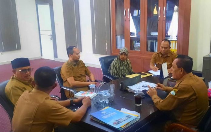 Gaji PNS Bireuen Gaji Guru di Bireuen Akan Dibayar Pada Senin, Ini Penyebab Gaji PNS Bireuen Terlambat Dibayar Asisten II Setdakab Bireuen Dailami, S.Hut (peci hitam) mengikuti koordinasi secara terbatas bersama Sekda Bireuen saat membahas persoalan keterlambatan pembayaran gaji PNS. Foto: Ho for Komparatif.ID.