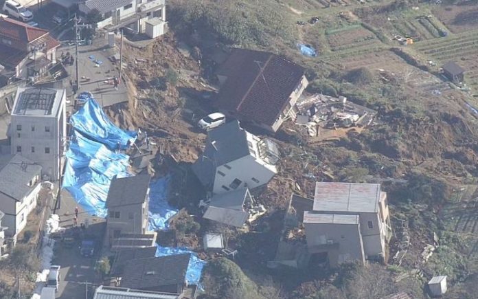 Gempa Jepang (1) Peringatan Tsunami Dicabut Setelah Gempa 7.6 SR Mengguncang Jepang Rumah-rumah masyarakat roboh di Prefektur Ishikawa roboh usai gempa berkekuatan 7,6 SR mengguncang Jepang pada Senin (1/1/2024). Foto: NHK World.