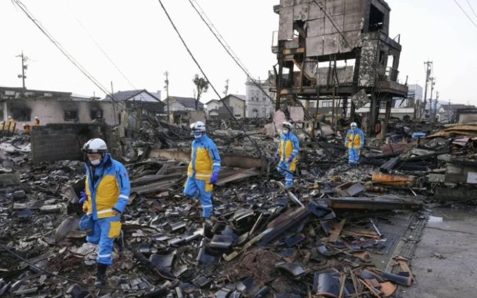 Gempa Jepang: 100 Tewas, 31.000 Jiwa Mengungsi Polisi menggeledah area dekat pasar pagi Wajima, Prefektur Ishikawa, tempat kebakaran besar terjadi beberapa hari sebelumnya akibat gempa, pada Sabtu (6/1/2023) pagi. Foto: KYODO.