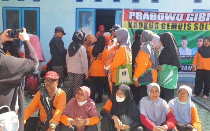 Relawan Gemuis Prabowo-Gibran Bagi 322 Paket Sembako di Palu Relawan Gemuis Prabowo-Gibran Sulawesi Tengah saat membagikan 322 paket sembako untuk masyarakat kurang mampu di Palu, Senin (8/1/2024). Foto: Ho for Komparatif.ID.