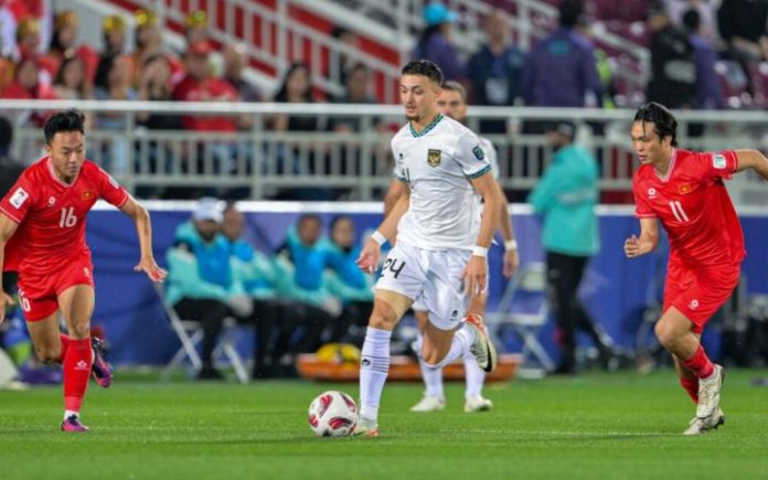 Terus Menekan: Kunci Indonesia Bungkam Vietnam Gelandang Indonesia Ivar Jenner saat melewati pemain Vietnam pada laga kedua penyisihan grup D Piala Asia 2023 di Stadion Abdullah Bin Khalifah, Doha, Qatar, Jumat (19/1/2024). Foto: AFC.