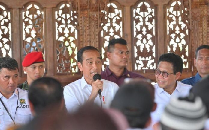 Sejak 2015, Dana Desa Tersalurkan Capai Rp539 T, Presiden Joko Widodo saat meninjau Desa Pagak, Kabupaten Banjarnegara, Provinsi Jawa Tengah, pada Rabu, (3/1/2024). Foto: Kemendes PDTT.