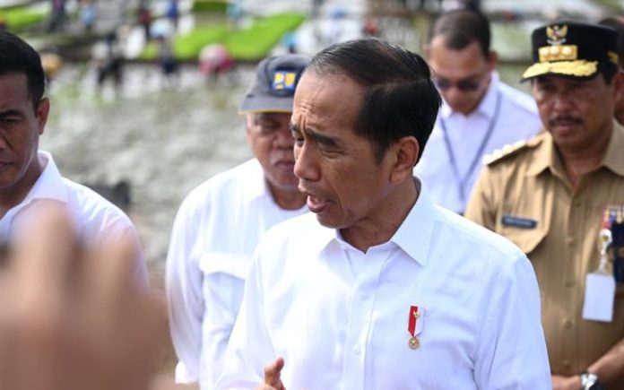Jokowi Jokowi Ungkap Alasan Kelangkaan Pupuk Saat Bertemu Petani Jateng Pemerintah Siapkan Rp14 T Untuk Subsidi Pupuk Presiden Joko Widodo meninjau kegiatan tanam padi di Kecamatan Kalibagor, Kabupaten Banyumas, dalam kunjungan kerjanya ke Provinsi Jawa Tengah, pada Rabu (3/1/2024). Foto: BPMI Setpres/Rusman.