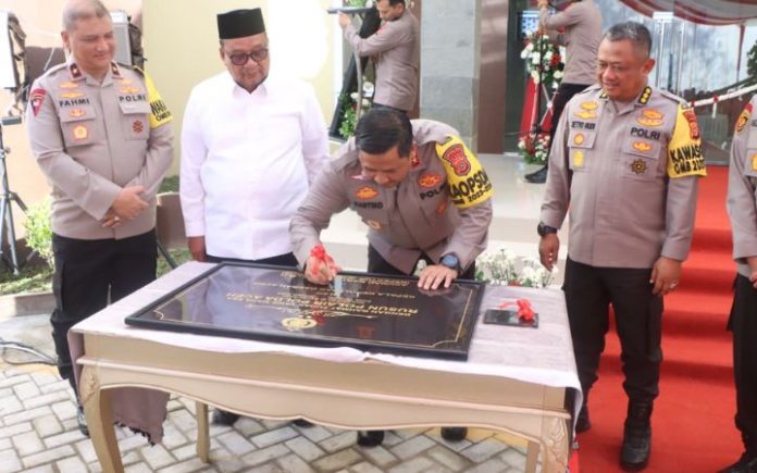 Kapolda Aceh Irjen Achmad Kartiko saat meresmikan rusun Polairud di komplek Polda Aceh, Jeulingke, Kota Banda Aceh pada Selasa (30/1/2024). Foto: Humas Polda Aceh.