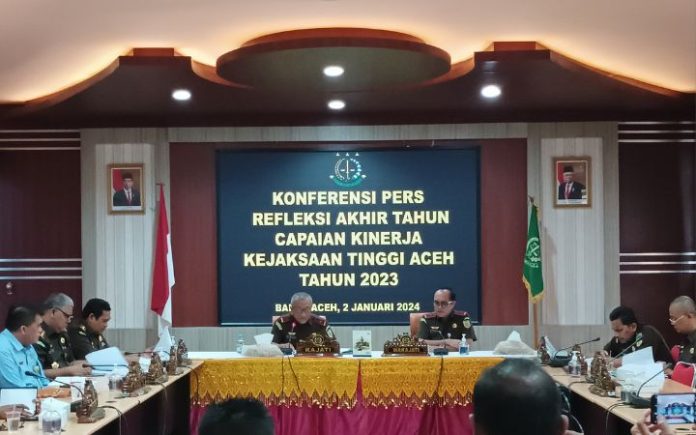 Kejati Aceh Tuntut Pidana Mati 43 Terdakwa Narkotika Konferensi Pers Refleksi Akhir Tahun Capaian Kinerja Kejaksaan Tinggi (Kejati) Aceh, Selasa (2/1/2023). Foto: Komparatif.ID/Fuad Saputra.