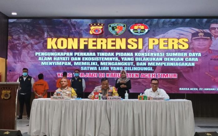 Kapolda Aceh Irjen Achmad Kartiko (tengah) didampingi Wakapolda Brigjen Armia Fahmi (kiri) dan Dirreskrimsus Kombes Winardy (kanan) ada konferensi pers pengungkapan tindak pidana konservasi Sumber Daya Hayati dan Ekosistemnya di Mapolda Aceh, Banda Aceh, Senin (22/1/2024). Foto: Komparatif.ID/Fuad Saputra.