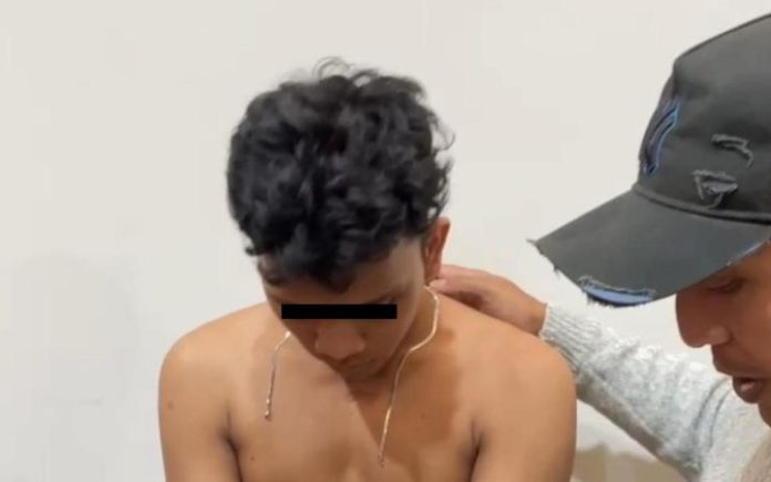 Polisi Tangkap Terduga Pembunuh Penjual Pulsa di Aceh Besar Terduga Pembunuh Penjual Pulsa di Aceh Besar Tertangkap Polisi menangkap MRV (20), terduga pelaku pembunuhan penjual pulsa kios Berkah Cell beberapa jam usai kejadian. Foto: Dok. Polresta Banda Aceh.