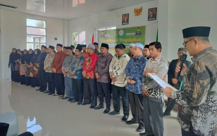 PD IPARI Tgk Mukhlisuddin Dilantik Sebagai Ketua Umum PD IPARI Pidie, Kepala Kantor Kemenag Pidie H. Abdullah M.Ag saat melantik dan mengukuhkan Pengurus Daerah Ikatan Penyuluh Agama (IPARI) Pidie pada Kamis (11/1/2024). Foto: Ho for Komparatif.ID.