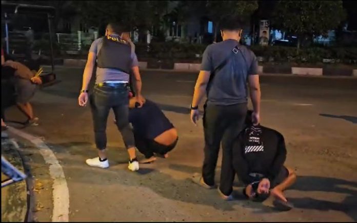 Pembacokan Banda Aceh Sejumlah Pemuda Bersajam Serang Pengunjung Warkop di Banda Aceh Petugas kepolisian saat mengamankan sejumlah pemuda bersajam yang menyerang pengunjung Warkop Big Beng Kupi di Lamgugob, Banda Aceh, Minggu (21/1/2024). Foto: Dok Polresta Banda Aceh.