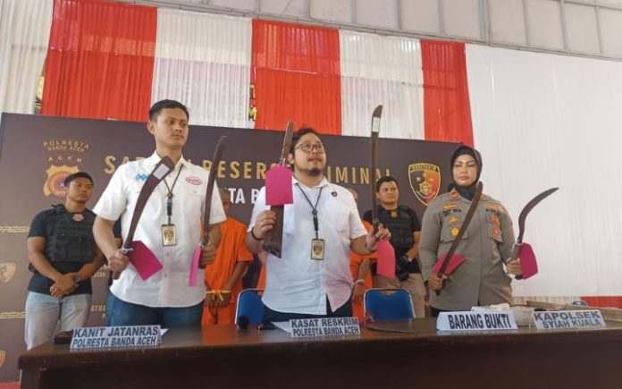 Polisi Tetapkan 6 Tersangka Penyerangan Pengunjung Warkop di Banda Aceh Kasat Reskrim Polresta Banda Aceh Kompol Fadillah Aditya Pratama saat memperlihatkan barang bukti kasus penyerangan pengunjung warkop Beng Kupi pada konferensi pers di Mapolresta Banda Aceh, Rabu (24/1/2024). Foto: Komparatif.ID/Fuad Saputra.