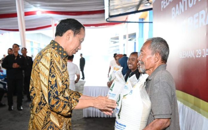 Presiden Jokowi Jokowi Perpanjang Bantuan Pangan hingga Akhir 2024 , Presiden Jokowi saat menyerahkan bantuan pangan cadangan beras pemerintah (CBP) di Gudang Bulog Purwomartani, Sleman, DI Yogyakarta, Senin (29/1/2024). Foto: BPMI Setpres/Kris.