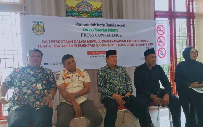 DSI Banda Aceh Gandeng Da'i Sosialisasikan Qanun KTR Dari kiri: Kabid P2P Dinkes Banda Aceh Supriady, Kabid Trantibum Satpol PP/WH Banda Aceh Zakwan, S.HI, dan Kadis Syariat Islam Banda Aceh Ridwan M.Pd saat konferensi pers capacity building da'i perkotaan dalam penegakan Qanun KTR di tempat ibadah di Kantor DSI Banda Aceh, Kamis (25/1/2024). Foto: Komparatif.ID/Fuad Saputra.