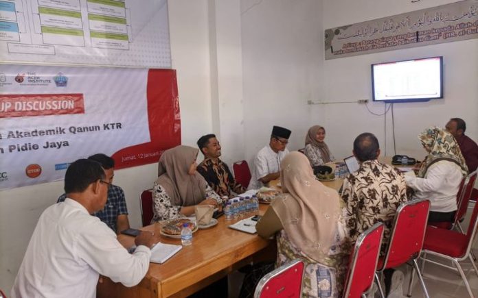 The Aceh Institute bersama Dinas Kesehatan dan KB Kabupaten Pidie Jaya (Pijay) membahas rekonsiderasi naskah naskah akademik Qanun Kawasan Tanpa Rokok (KTR) di aula Dinkes Pijay, Jumat (12/1/2024). Foto: Ho for Komparatif.ID.