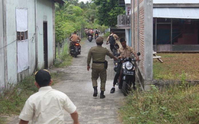 Satpol PP Petualangan 3 Pelajar Bolos Berakhir di Markas Satpol PP 3 Pelajar Aceh Jaya Terciduk Bolos, Alasan Sepmor Rusak Satpol PP/WH Aceh Jaya saat melakukan razia rutin di seputaran Kota Calang, Jumat (26/1/2024). Foto: Ho for Komparatif.ID.