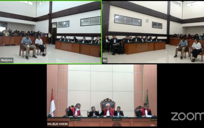 Sidang Putusan Perkara Nomor 202/Pid.Sus/2023/PN Jkt.Tim dan 203/Pid.Sus/2023/PN Jkt.Tim kasus dugaan pencemaran nama baik Luhut Binsar Panjaitan (LBP) oleh Haris Azhar dan Fatia Maulidiyanti. Foto: Youtube/PN Jaktim.
