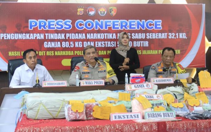Wakapolda Aceh Ditresnarkoba Polda Aceh Ungkap 46 Kasus Narkoba Wakapolda Aceh Brigjen Pol Armia Fahmi didampingi Dirresnarkoba Kombes Pol Shobarmen, dan Kabid Humas Kombes Pol Joko Krisdiyanto pada konferensi pers penangkapan narkoba di Mapolda Aceh, Senin (15/1/2024). Foto: Ho for Komparatif.ID.