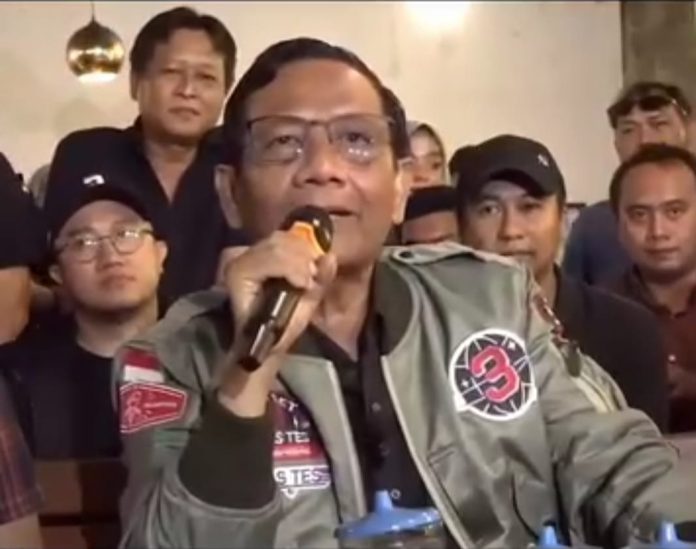 Mahfud MD Akan Mundur dari Menko Polhukam Cawapres nomor urut 03 Prof. Dr. Mahfud MD saat bertemu dengan relawan dan unsur lainnya di Semarang, Jawa Tengah, Selasa (23/1/2024). Foto: Komparatif.ID.