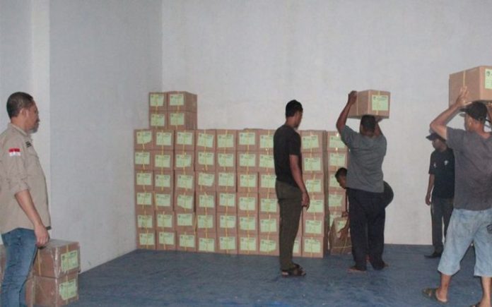 1,6 Juta Surat Suara Pemilu 2024 Tiba di Bireuen Proses pemindahan 1.620.970 surat suara ke gudang KIP Bireuen di Desa Geulanggang Teungoh, Kota Juang Bireuen, Jumat (5/1/2024) malam. Foto: KIP Bireuen.