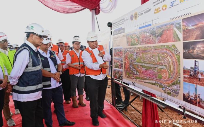 Proving Ground Menhub Budi Karya Sumadi saat meninjau pembangunan proving ground di Bekasi, Jawa Barat, Sabtu (17/2/2024). Foto: BKIP Kemenhub.