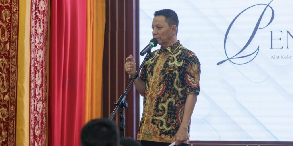 Achmad Marzuki: Anak Aceh Harus Sehat & Tangguh Penjabat Gubernur Aceh Achmad Marzuki saat memberikan sambutan serta arahan pada Pengukuhan Alat Kelengkapan Forum Anak Tanoh Rencong periode 2024-2026, di Restoran Meuligoe Gubernur Aceh, Banda Aceh, Sabtu (17/2/2024) malam.