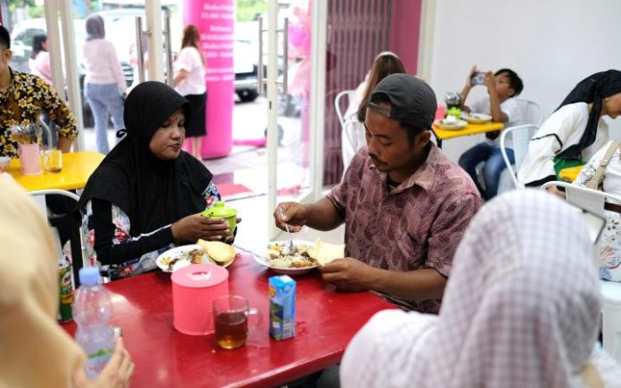 BG Skin Komunitas BG Skin Berbagi dirikan rumah makan gratis di kompleks pertokoan Bundaran Apollo Gempol, Kabupaten Pasuruan, Jawa Timur, pada Jumat (1/3/2024). Foto: Ho for Komparatif.ID.