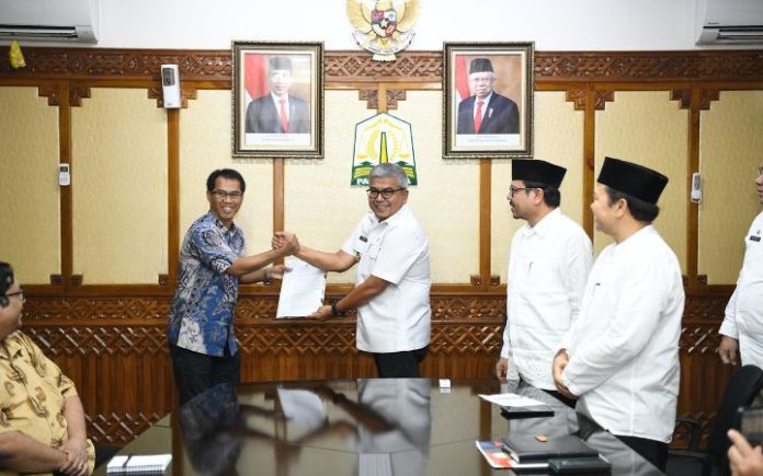 Bustami Hamzah (6) Bustami Komit Tuntaskan Pengadaan Tanah Tol Sibanceh & Binjai-Langsa Pj Gubernur Aceh Bustami Hamzah saat menerima audiensi tim Subdit Pengadaan Tanah Jalan Bebas Hambatan Kementerian PUPR, di Kantor Gubernur Aceh, Jumat (22/3/2024). Foto: HO for Komparatif.ID.