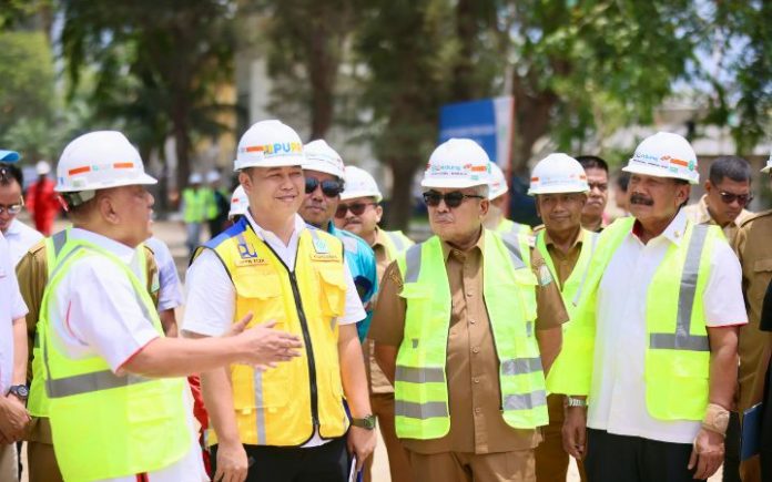 Bustami Hamzah (7) Pj Gubernur Aceh Bustami Hamzah saat usai meninjau lokasi pengerjaan venue utama PON XXI Aceh-Sumut 2024, di Stadion Harapan Bangsa, Selasa (26/3/2023). Foto: Ho for Komparatif.ID.