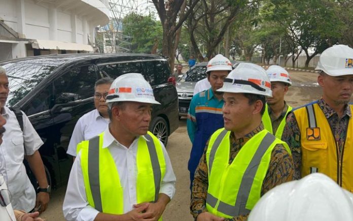 PLN Aceh PLN Pastikan Pasokan Listrik Aman Saat PON Aceh 2024, General Manager PLN UID Aceh, Mundhaki bersama Menko Pembangunan Manusia dan Kebudayaan (PMK) Muhadjir Effendy saat meninjau venue PON Aceh, Rabu (27/3/2024). Foto: Ho for Komparatif.ID