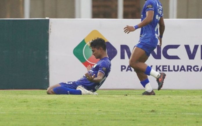 Persiraja Defri Red Card, Mimpi Persiraja Promosi Buyar Kalah 3-2, Persiraja Gagal Promosi ke Liga 1 Pemain Persiraja Zikri Ferdiansyah saat merayakan gol yang ia cetak ke gawang Malut United, namun sayang gol tersebut tidak mampu membawa Persiraja mendapatkan tiket promosi ke Liga 1. Foto: Persiraja.
