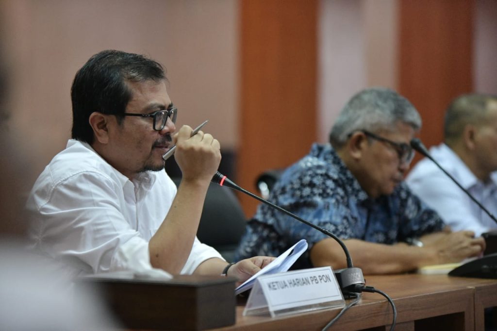 Pj Gubernur Bustami Minta PB Wilayah Aceh Pacu Persiapan PON Plh Sekda Aceh sekaligus Ketua Harian PB PON Wilayah Aceh Azwardi Abdullah saat memandu rapat persiapan PON wilayah Aceh di di Gedung Serbaguna Kantor Gubernur Aceh, Sabtu (16/3/2024). Foto: Ho for Komparatif.ID.