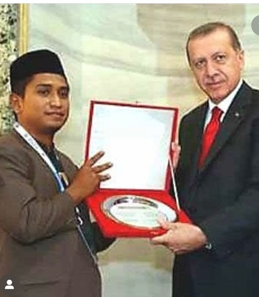 Qari Aceh Ustad Takdir Feriza Hasan, S.Pd.I saat bertemu Presiden Turkiye Recep Tayyip Erdoğan. Juara I MTQ Internasional Tahun 2015 kembali diundang khusus oleh Erdoğan untuk bertemu di Masjid Istana Negara pada 3 April mendatang. Foto: Ho for Komparatif.ID.