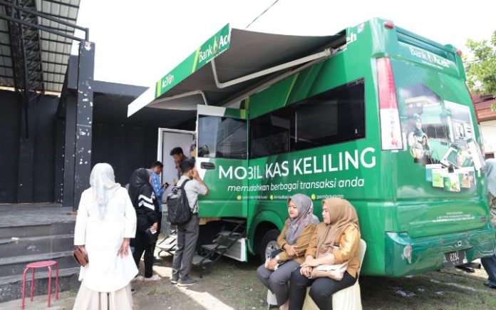 Bank Aceh Layani Penukaran Uang Hingga H-6 Lebaran Mobil kas Bank Aceh beroperasi di Taman Budaya Banda Aceh hingga 4 April 2024 mendatang. Foto: Ho for Komparatif.ID.
